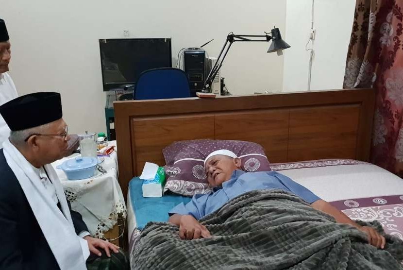 KH Maruf Amin saat mengunjungi  KH Atabik Ali, saat tengah berbaring karena sakit beberapa waktu lalu (ilustrasi)