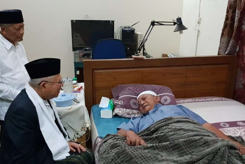 KH Ma'ruf Amin mengunjungi KH Atabik Ali Maksum di Pondok Pesantren Krapyak, Bantul, Yogyakarta, Ahad (14/10). 