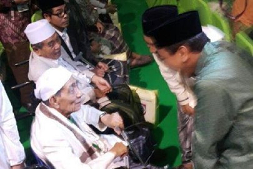 KH Maimoen Zubair alias Mbah Moen saat menghadiri pembukaan Muktamar NU di Jombang, Sabtu (1/8).