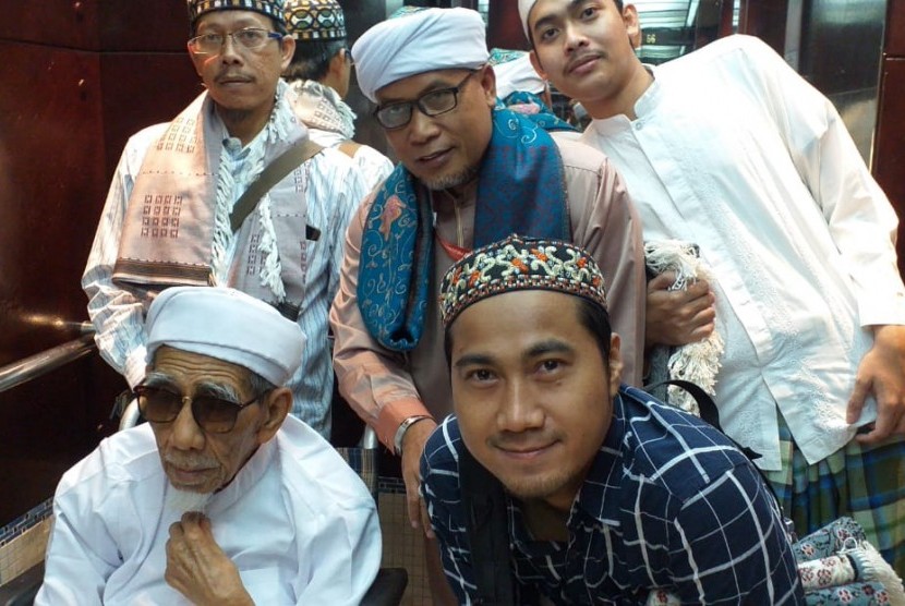 KH Maimun Zubair yang akrab disapa, Mbah Moen saat akan shalat Jumat berjamaah di Masjidil Haram Makkah. 