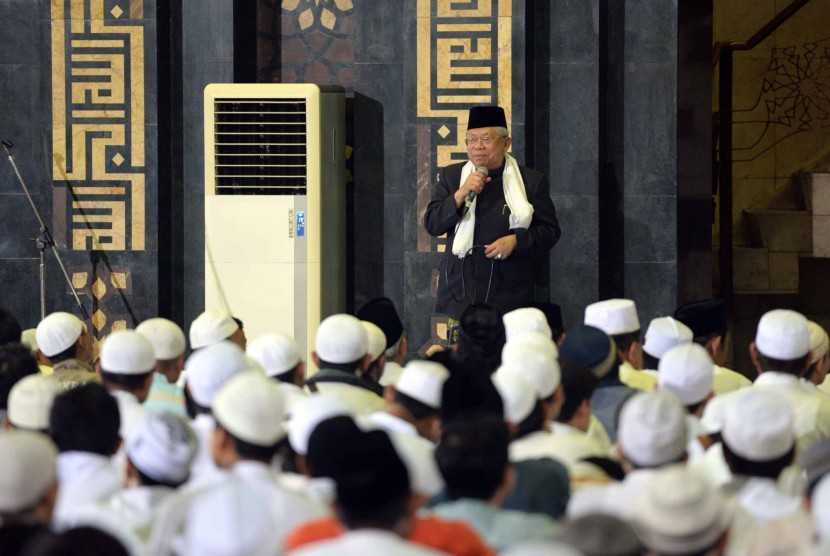 KH Maruf Amin. Ketua Umum MUI Pusat KH Maruf Amin memberikan sambutan saat Dzikir Nasional 2015 di Masjid At-Tin, Jakarta, Kamis (31/1).