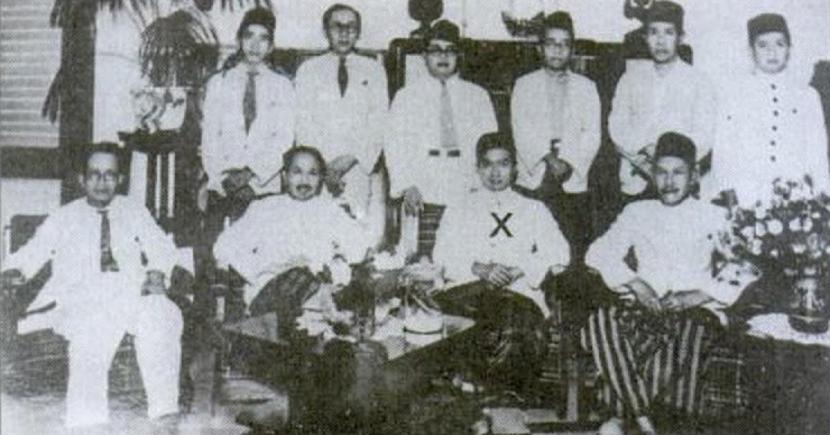  KH Mas Mansyur (x) bersama pengurus Yayasan Kuliah Islam Surabaya yang didirikan dr. Soetomo (duduk, kedua dari kiri). (Repro Kiai Haji Mas Mansur, 1896-1946: Perjuangan dan Pemikiran) .
