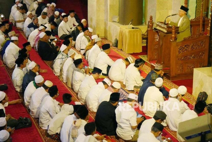 Shalat berjamaah di masjid (ilustrasi) 