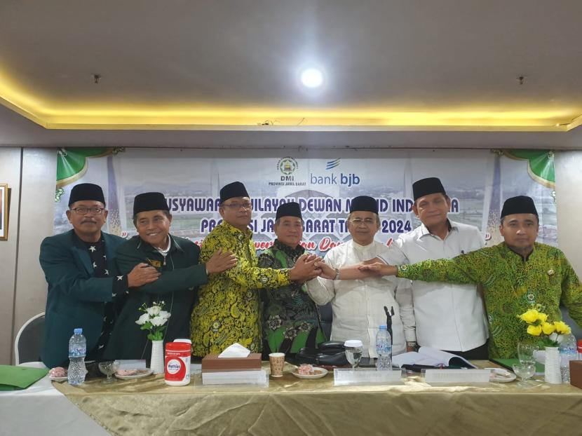 KH Mohammad Mansur Syaerozi terpilih sebagai Ketua Umum Pimpinan Wilayah (PW) Dewan Masjid Indonesia (DMI) Jawa Barat periode 2024-2029 secara aklamasi.