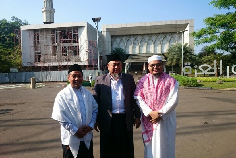 KH Mudzakkir Arif Lc MA (tengah)