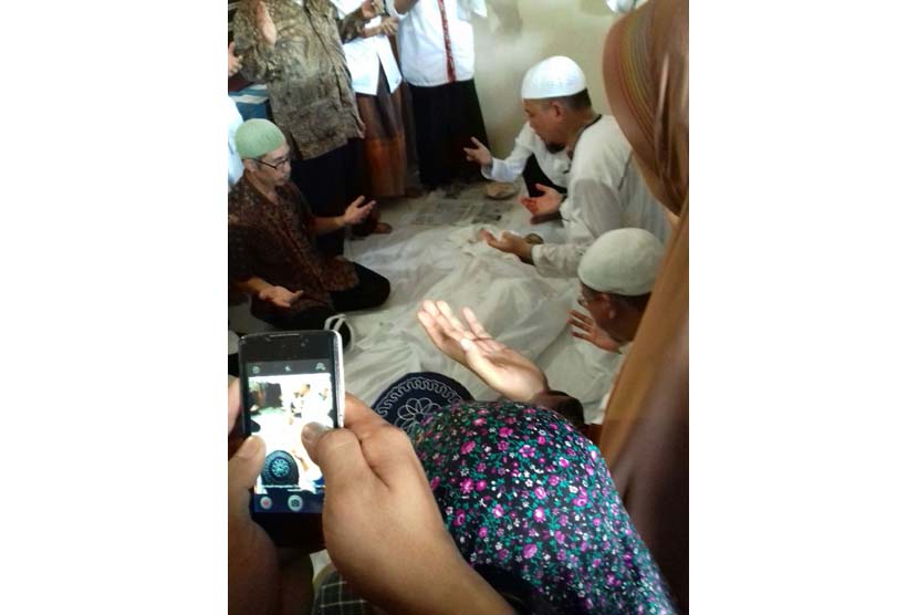 KH Muhammad Arifin Ilham bersama Asatidz Majelis Azzikra mendoakan almarhum KH Muhammad Nata bin Sahad.