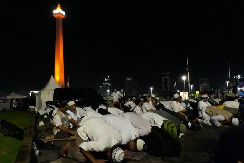 KH Nasir Zein mengimami shalat hajat peserta Reuni 212 di Monas, Jakarta, Sabtu (2/12) dini hari.