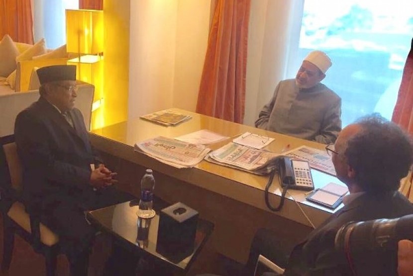 KH Said Aqil Siraj bertemu dengan Grand Syekh al-Azhar Mesir Ahmad Muhamed al-Tayeb di sela-sela Konferensi Internasional Kebebasan, Kewarganegaraan, Keragaman dan Persatuan di Hotel Fairmont Kairo, kemarin, Rabu (1/3)