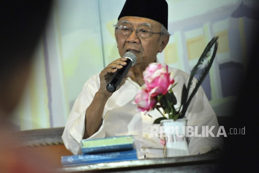 KH Sholahudin Wahid (Gus Sholah) memberikan tausiyahnya saat acara Inspirasi Ramadhan di Masjid Salman ITB, Jalan Ganeca, Kota Bandung, Rabu (7/6). Dalam tausiyahnya KH Gus Sholah menyampaikan tentang saat toleransi diuji.