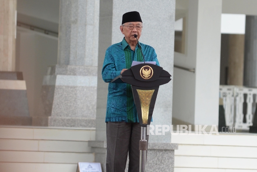 KH. Solahuddin Wahid memberi sambutan saat meresmikan Masjid Raya KH Hasyim Asy'ari, Jakarta, Sabtu (15/4).