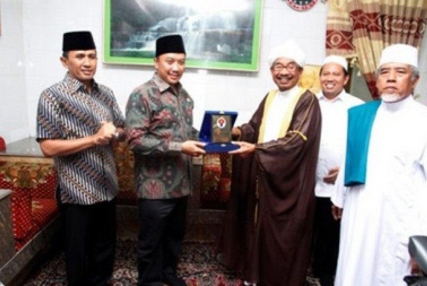 KH Syech Ali Akbar Marbun (ke-3 dari kanan) bersama  Menpora Imam Nahrawi (kedua dari kiri) dan Gubernur Sumatera Utara Gatot Pujo Nugroho (kiri)