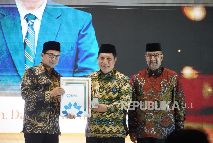 KH Tubagus Achmad Dahkani Idrus (tengah), mendapatkan penghargaan sebagai Tokoh Islamic Book Fair Paling Berdedikasi di JCC Senayan, Jakarta, Rabu (18/6/2025).