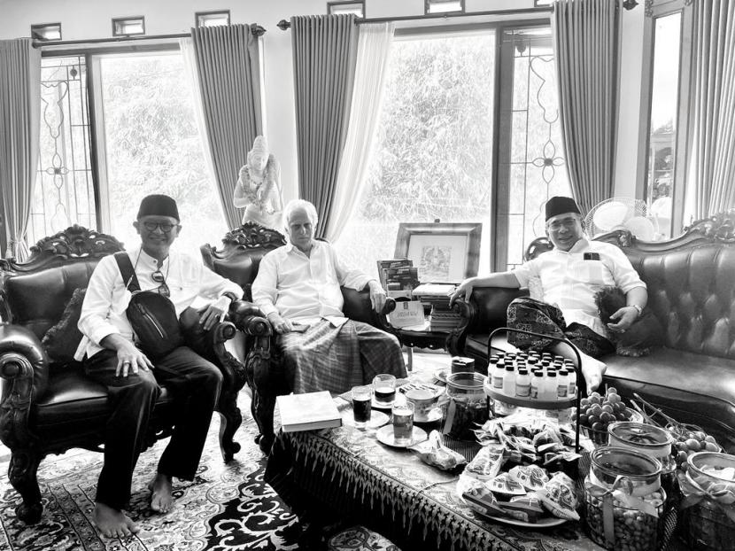 KH Yahya Cholil Staquf, H Charles Holand Taylor ( H Muh Kholil, dan Nazib Azka (kiri) saat bertemeu di Magelang.