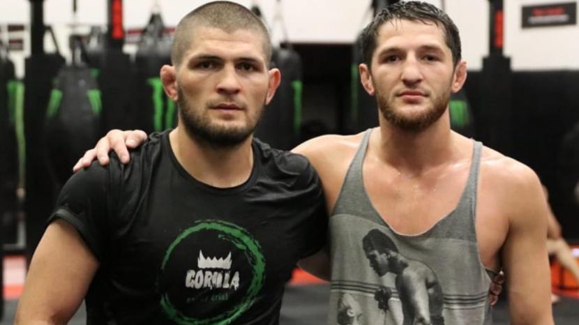 Khabib Nurmagomedov dan Tagir Ulanbekov (kanan).