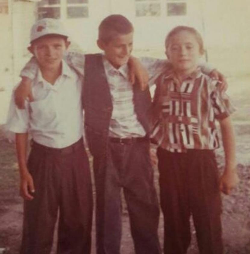 Khabib Nurmagomedov (kiri) bersama teman semasa sekolah dasar.