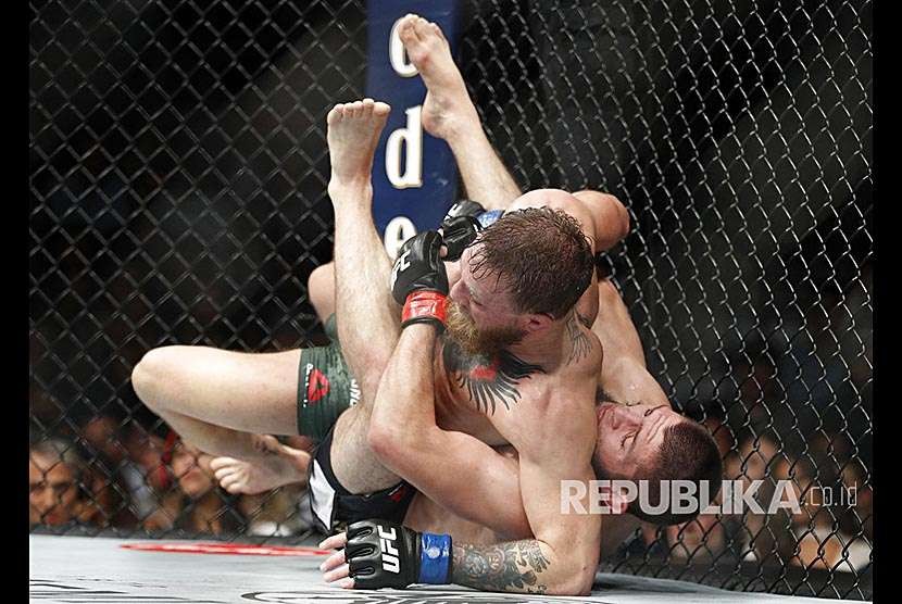Khabib Nurmagomedov membanting Conor  McGregor pada laga UFC 229 di Las Vegas, Sabtu (8/10) waktu setempat.