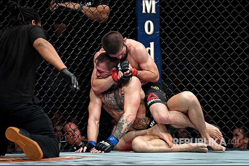 Khabib Nurmagomedov memiting Conor McGregor pada laga UFC 229 di Las Vegas, Sabtu (8/10) waktu setempat.