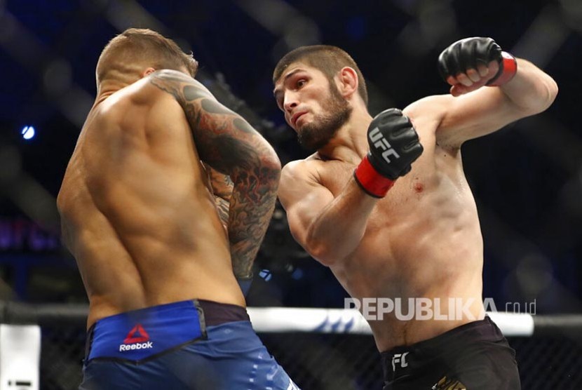 Khabib Nurmagomedov menyerang Dustin Poirier pada laga perebutan gelar Kelas Ringan UFC Lightweight di Abu Dhabi, Uni Emirat Arab, Ahad (8/9) dini hari.