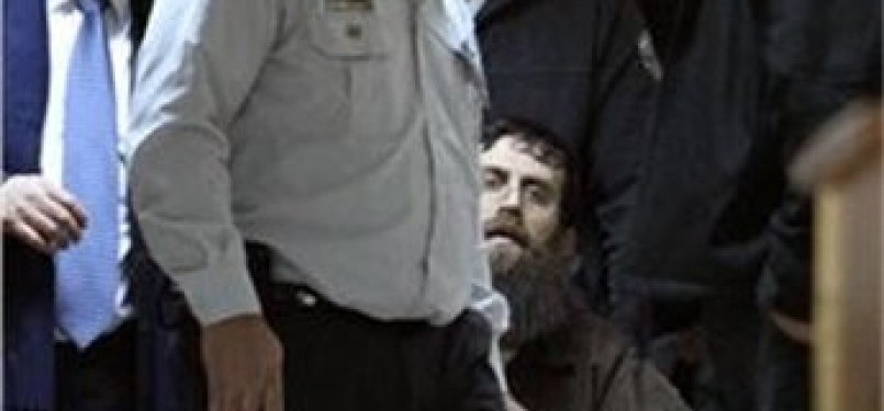 Khader Adnan saat dibawa ke rumah sakit.