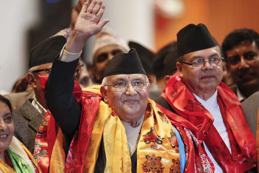 Khadga Prasad Oli (tengah) melambaikan tangan usai terpilih sebagai Perdana Menteri baru Nepal di Parlemen Nepal, Kathmandu, Ahad (11/10). 