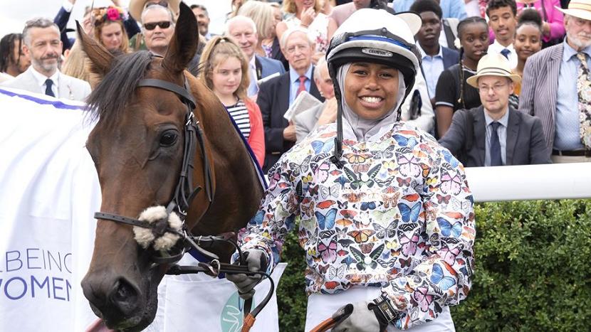Khadijah Mellah, seorang wanita Muslim Inggris pertama yang memenangkan pacuan kuda.