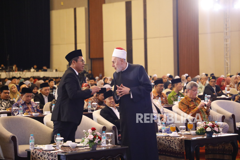 Khalifah Bayt Mohammadi Indonesia Dr. KH. Mauhibur Rokhman bersama Mursyid Bayt Mohammadi Mesir, Syekh Prof. Dr. Muhammad Abdusshomad Mehanna.