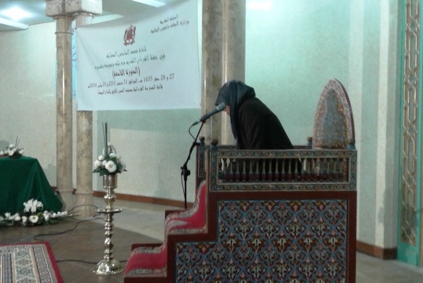 Khamisatud Duha saat mengikuti Musabaqah Hifdzul Qur'an (MHQ) Internasional Ke-9 Piala Raja Mohammed VI di Aula Madrasah Al-Qur'an Masjid Hassan II Casablanca, Maroko.