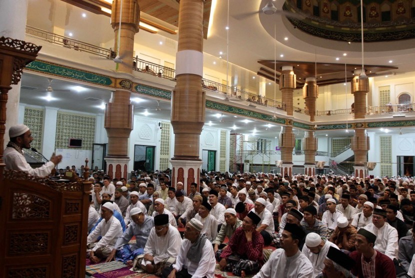 Setan juga melancarkan serangan terhadap para penceramah dan pendakwah. Ilustrasi penceramah