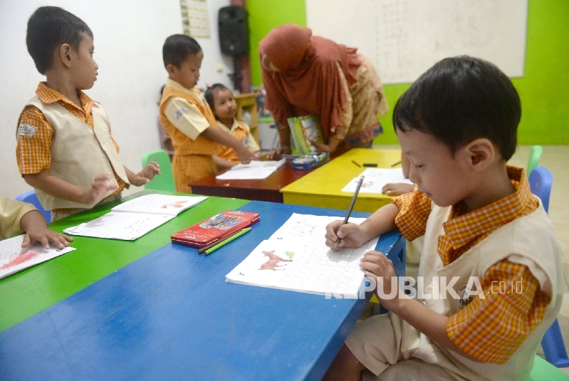 Siswa Pendidikan Anak Usia Dini (PAUD) sedang belajar (ilustrasi). Menurut Bank Dunia, pemerintah daerah di Indonesia rata-rata hanya mengalokasikan sekitar Rp 500 ribu per anak atau 2,6 persen dari total anggaran pendidikan untuk Pendidikan Anak Usia Dini (PAUD). 