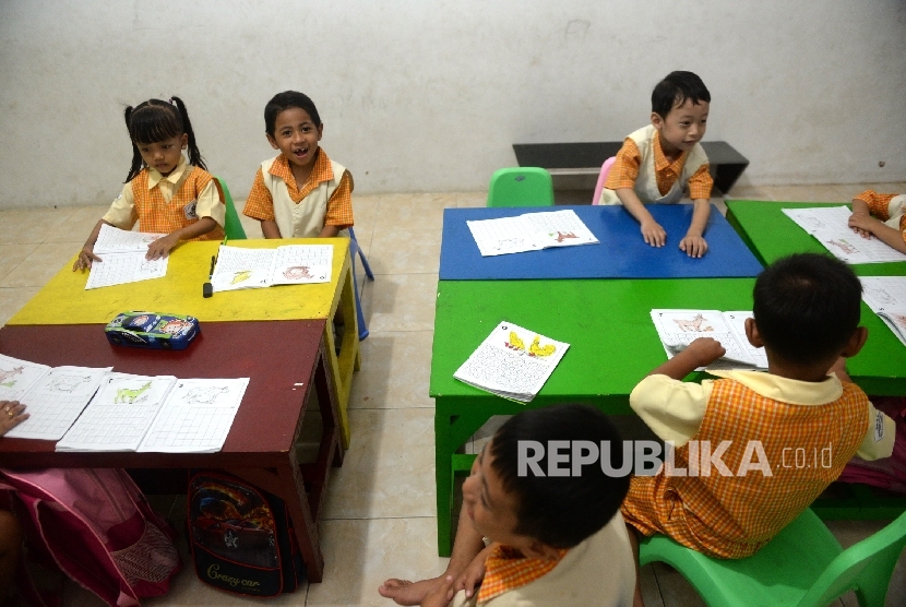 Siswa Pendidikan Anak Usia Dini (PAUD) Seruni Indah belajar di bangunan majelis taklim swadaya masyarakat, Kalijodo, Jakarta, Selasa (16/2).