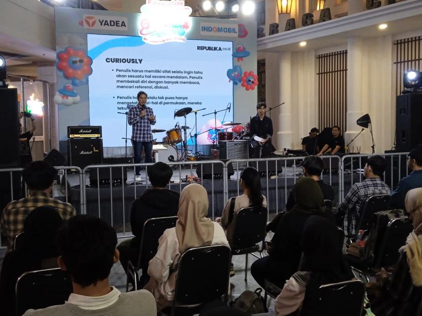 Khazanah Network bersama Republika menyelenggarakan workshop menulis dengan tema Berekspresi Melalui Narasi sebagai rangkaian acara Fandom Superland di mall Braga Citywalk, Kota Bandung, Sabtu (14/10/2023). 