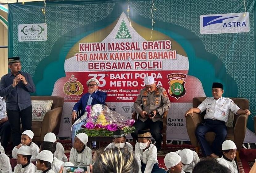 Khitanan massal di Pesantren Ilmu Quran dalam rangka HUT ke-73 Polda Metro Jaya 