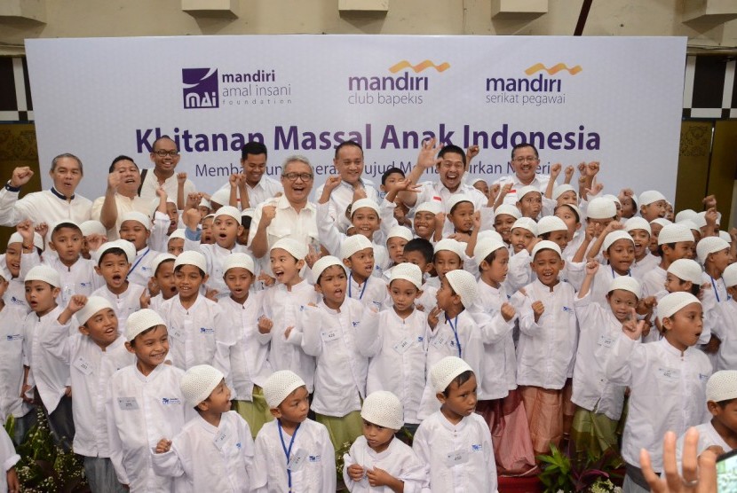 Khitanan massal MAI Foundation di Jakarta, Sabtu (22/12).