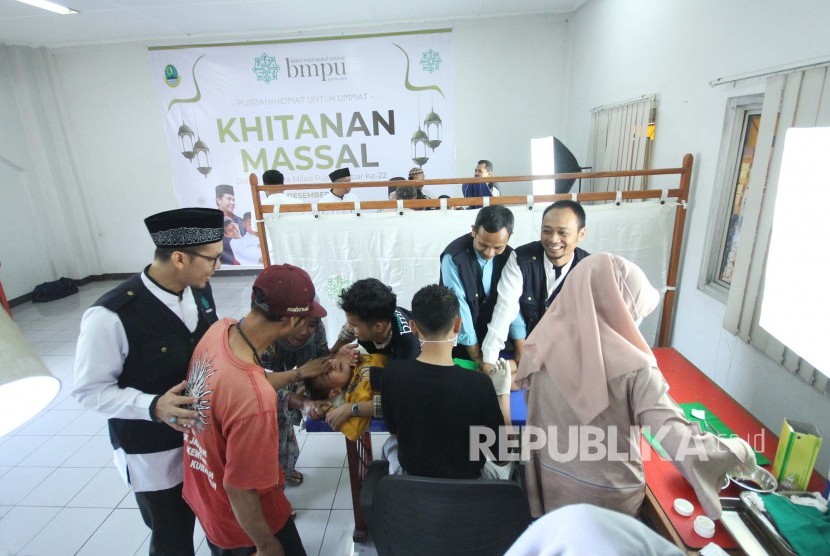Khitanan massal rangkaian Milad ke-22 Pusat Dakwah Islam (Pusdai) Jawa Barat, Kota Bandung, Senin (23/12).