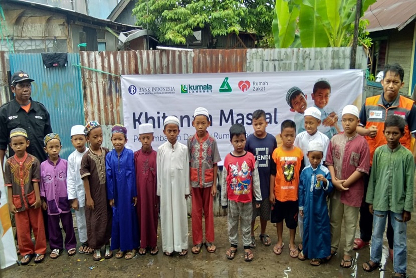 Khitanan massal yang digelar Rumah Zakat di Banjarmasin ini diikuti 15 anak. Total sudah 83 anak mengikuti khitanan massal Rumah Zakat Kalimantan Selatan