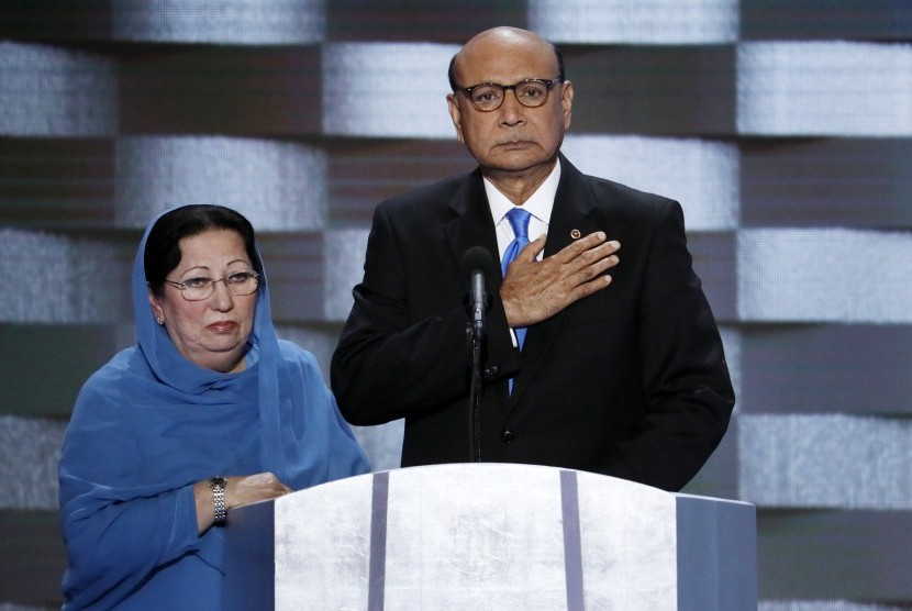Khizr Khan, ayah tentara Muslim AS yang tewas di Irak, bersama istrinya.