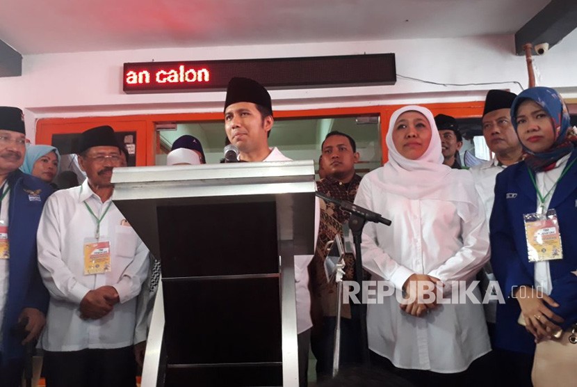 Khofifah Indar Parawansa dan Emil Dardak seusai mendaftar sebagai Cagub-Cawagub Jatim 2018 Komisi Pemilihan Umum Daerah Jawa Timur, Jalan Tenggilis Nomor 1, Kendangsari, Surabaya, Rabu (10/1).