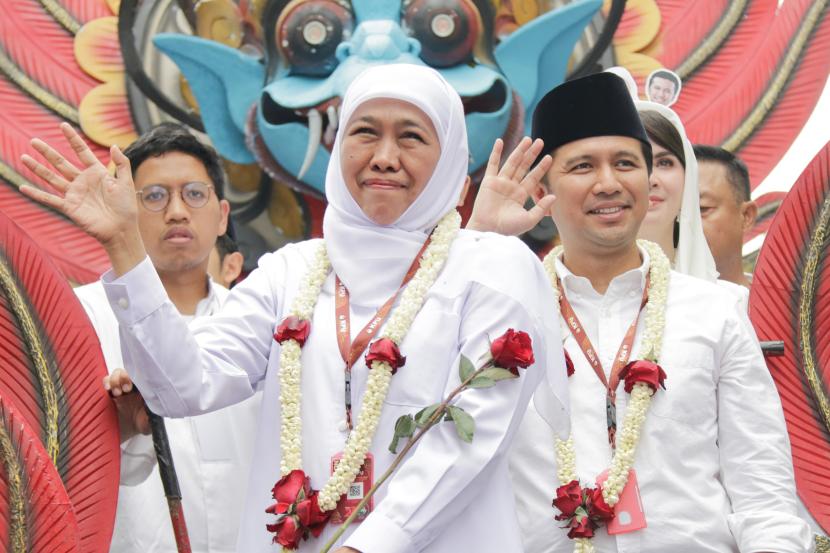 Khofifah Indar Parawansa dan Emil Dardak. Dalam hasil survei Alvara Research Center, Khofifah-Emil unggul telak dari dua pesaingnya di Pilgub Jatim.