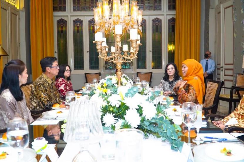Khofifah Indar Parawansa menjamu makan malam Dubes Thailand untuk Indonesia Prapan Disyatat di Surabaya pada 28 Februari 2024. 