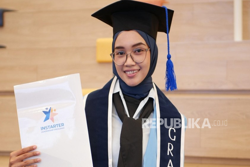 Khofifah, mahasiswi aktif dari Program Studi Manajemen UNM, berhasil terpilih sebagai salah satu dari 100 awardee terbaik dalam program prestisius INSTARTER (Indonesia STAR Entrepreneurial Leadership Program) 2025. 