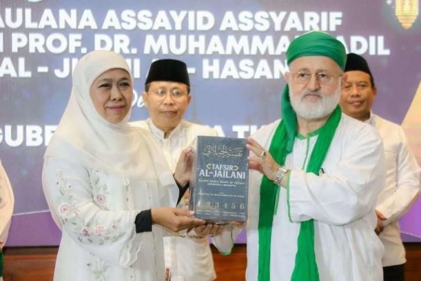 Gubernur Jawa Timur Khofifah Indar Parawansa menerima hadiah tafsir Alquran dari Ulama besar asal Turki, Maulana Assayyid Assyarif Syeikh Prof  Muhammad Fadhil Al-Jilani Al-Hasani.