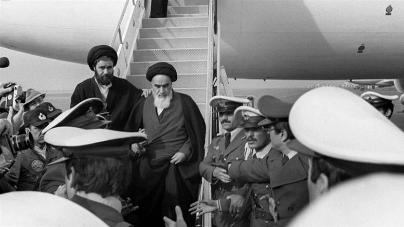 Khomeini saat tiba pertama kali di Tehran dari pengasingan di Prancis.