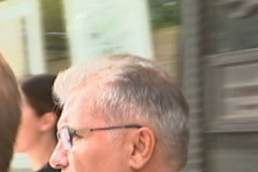 Khosrow Sajjadi (kanan, berkacamata) hadir di pengadilan pada Selasa (6/2).