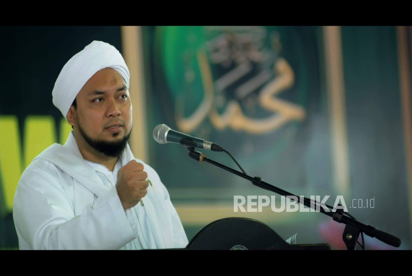 KHR Ahmad Azaim Ibrahimy bersama warga menggelar dzikir menyemarakkan HUT Kemerdekaan RI di Situbondo Jawa Timur.