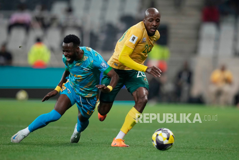 Khuliso Mudau (kanan) dari Afrika Selatan dan Gilbert Mugisha (Rwanda) berebut bola dalam pertandingan kualifikasi Grup C Piala Dunia 2026 antara Afrika Selatan dan Rwanda di Stadion Mbombela, Nelspruit, Afrika Selatan, Rabu, 15 Oktober 2025 dini hari WIB. 