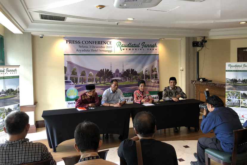Ki-ka: Agus Sujatmiko, General Manager Raudlatul Jannah. Danang Kemayan Jati, Direktur Komunikasi PT. Lippo Karawaci Tbk, Suziany Japardy, Direktur San Diego Hills Memorial Park, KH. Ahmad Ruhiat Hasby, Penasihat Raudlatul Jannah.