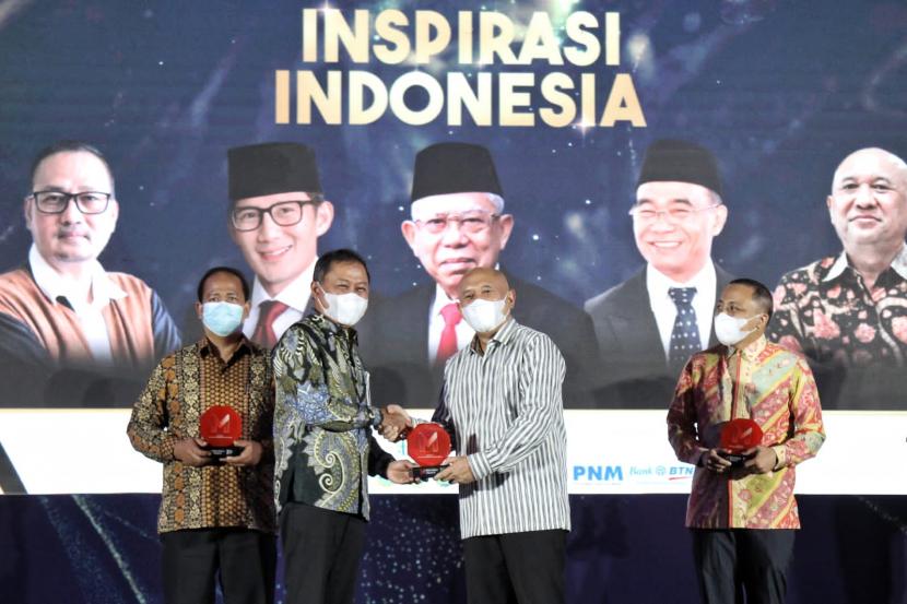 (Ki-ka) Direktur Bisnis UMKM BNI Muhammad Iqbal dan Menteri Koperasi dan UKM Teten Masduki dalam Malam Penganugerahan Program Pemberdayaan UMKM dari Merdeka Award 2022 di Gedung Paviliun Smesco di Jakarta, Kamis (23/6/2022). 