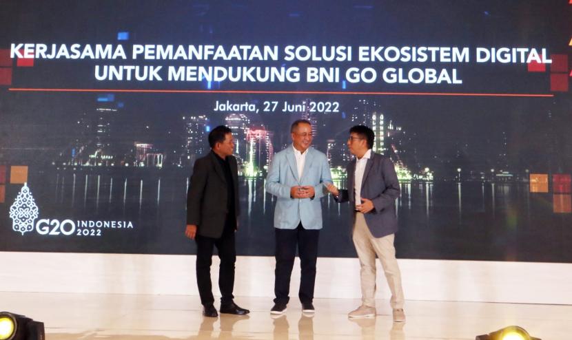 (Ki-ka) Direktur M Cash Mohammad Anis Yunianto, Direktur Utama BNI Royke Tumilaar, Direktur Utama Telkomsel Hendri Mulya Syam berbincang - bincang usai menyaksikan Penandatanganan Perjanjian Kerja Sama Pemanfaatan Solusi Ekosistem Digital Untuk Mendukung BNI Go Global di Menara BNI, Jakarta, Senin (27/6/2022).   BNI, Telkomsel, dan MCAS Group memastikan pendistribusian cross-products & services, sekaligus pemberdayaan ekosistem digital untuk bersinergi melalui sharing biller, layanan drop point logistik di Agen46 BNI, dan utilisasi IP Bumi Langit pada kartu uang elektronik TapCash.