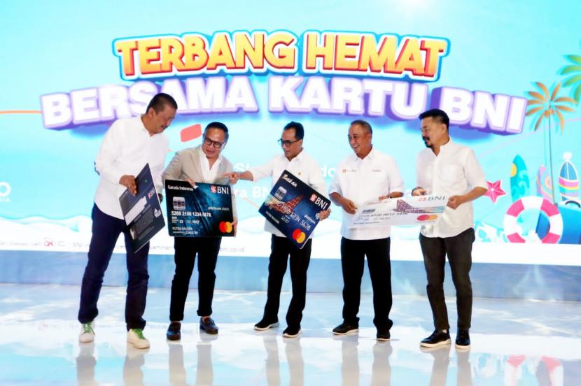 (Ki - Ka) Direktur Utama Garuda Indonesia Irfan Setiaputra, Wakil Menteri BUMN Kartika Wirjoatmodjo, Menteri Perhubungan Budi Karya Sumadi,  Direktur Utama BNI Royke Tumilaar, dan Owner Lion Air Group Rusdi Kirana saat Peluncuran Program Terbang Hemat Bersama Kartu BNI 2022. 