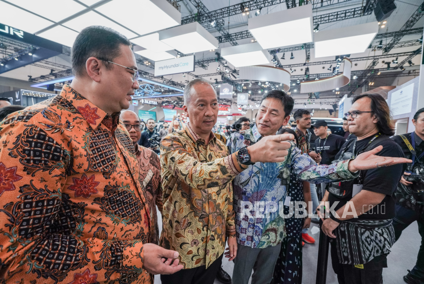 Fransiscus Soerjopranoto, Chief Operating Officer Hyundai Motors Indonesia (kiri).